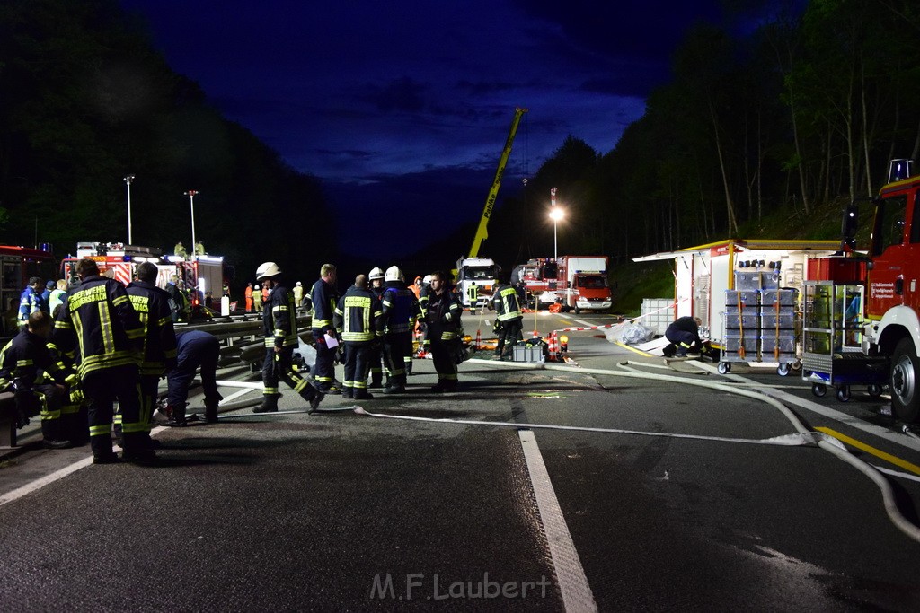 VU Gefahrgut LKW umgestuerzt A 4 Rich Koeln Hoehe AS Gummersbach P619.JPG - Miklos Laubert